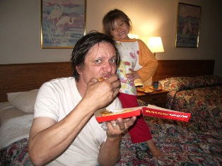 Blog Day-4 Daddy & Ayumi at dinner.JPG